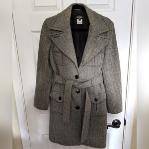 Thalian belted over coat, size 8, Black and White